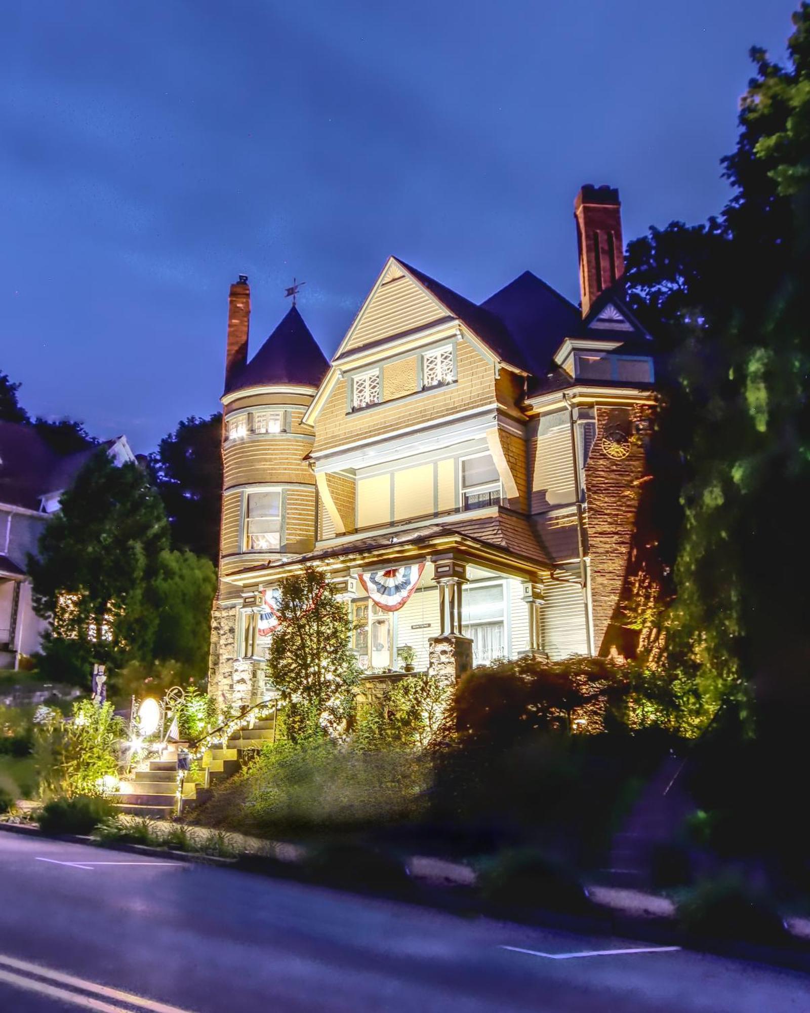 The Queen, A Victorian Bed & Breakfast Bellefonte Exterior photo