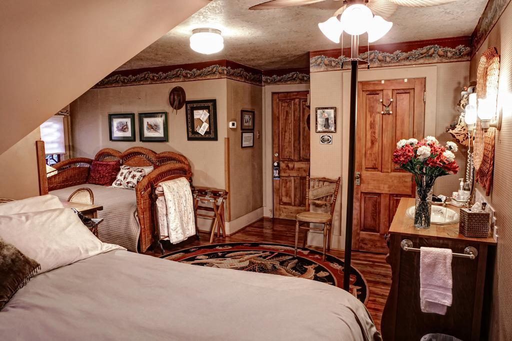 The Queen, A Victorian Bed & Breakfast Bellefonte Exterior photo