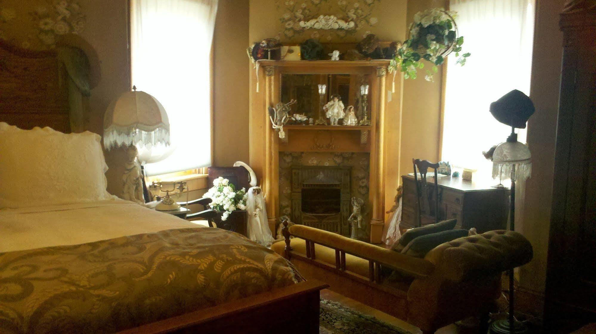 The Queen, A Victorian Bed & Breakfast Bellefonte Exterior photo