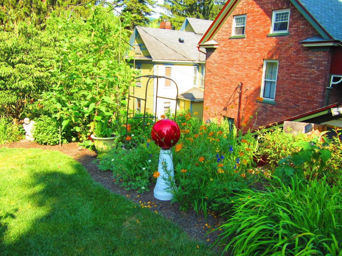The Queen, A Victorian Bed & Breakfast Bellefonte Exterior photo